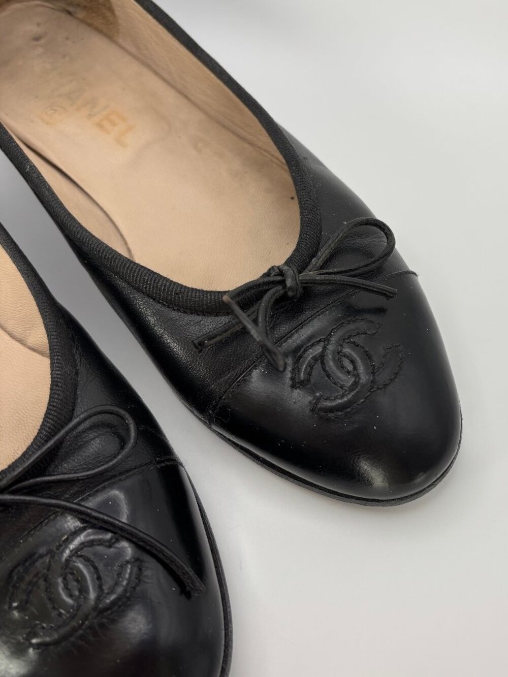 CHANEL Black Leather CC Logo Bow Ballet Flats Size 35.5 - Picture 3 of 8